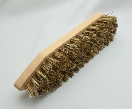 Waschbürste, Scheuerbürste mit dunkler Union-Fibre (zwei Naturfasern). Hergestellt in Todtnau von der Bürstenfabrik Keller GmbH, ein Traditionsunternehmen seit 1869.